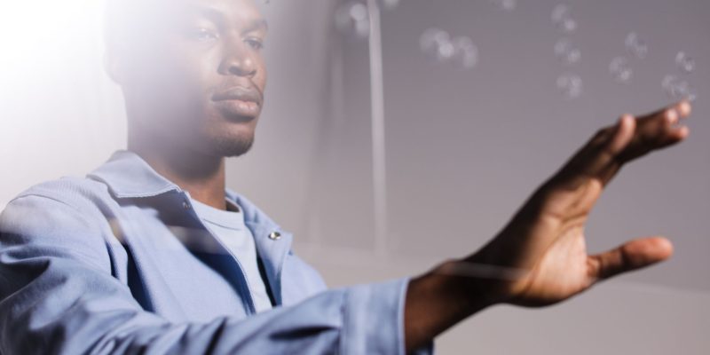 uomo che si avvicina a toccare qualcosa