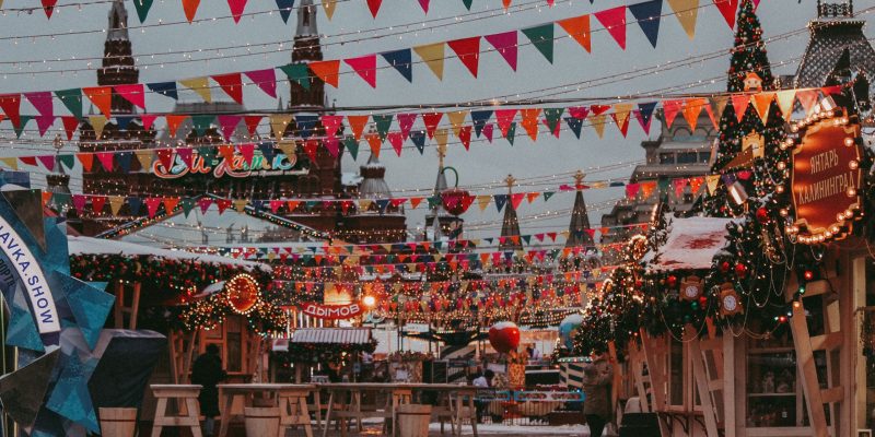 immagine di periodo natalizio in strada